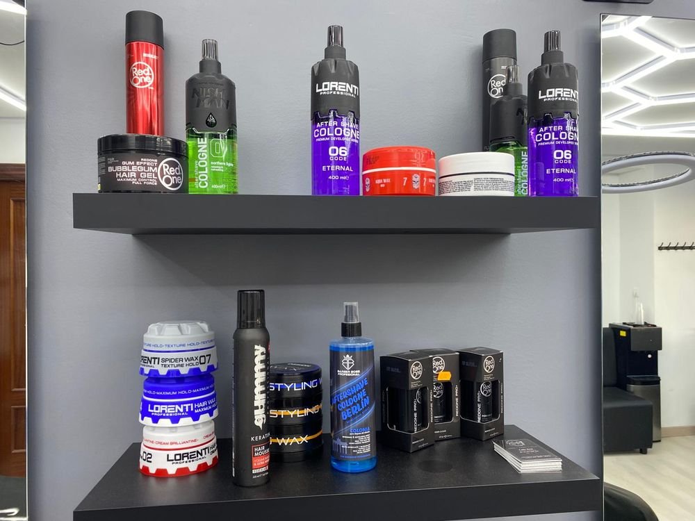 Estanteria con ceras, colonias y producto profesional de barberia
