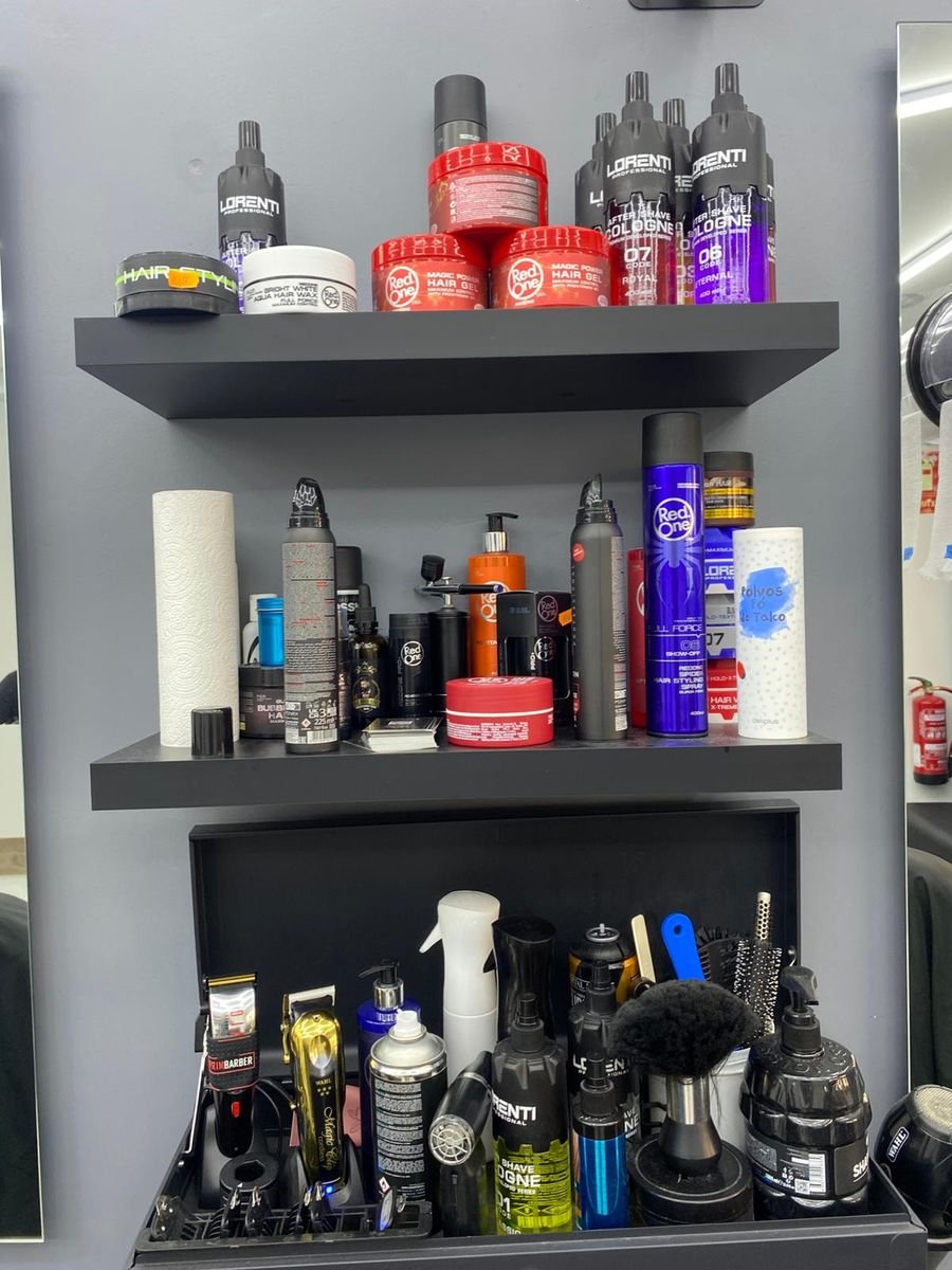 Detalle de las maquinillas y el producto de acabado del puesto de barbero