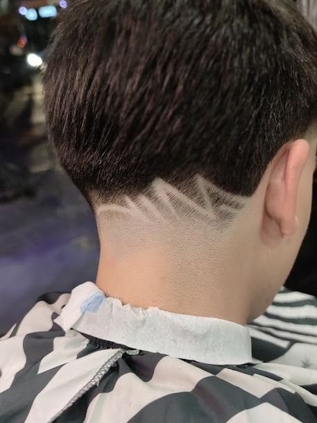 Diseno a navaja en la nuca realizado en El Panita Barbershop