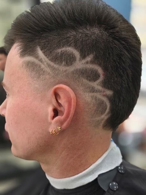Corte con diseno freestyle y volumen superior realizado en El Panita Barbershop
