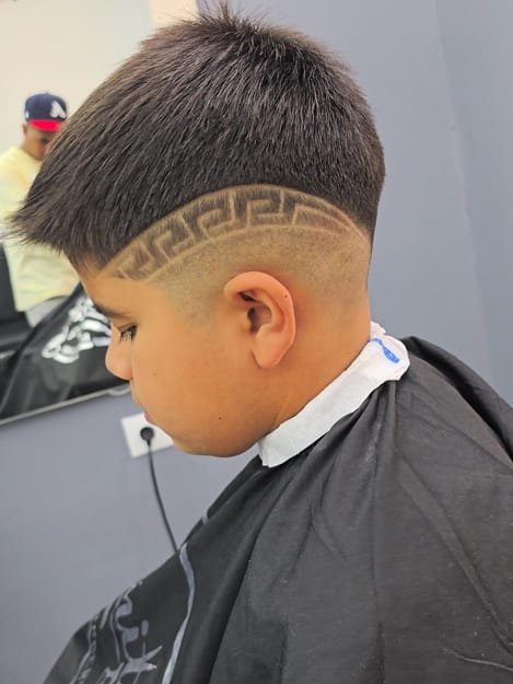 Degradado con diseño de greca a navaja realizado en El Panita Barbershop